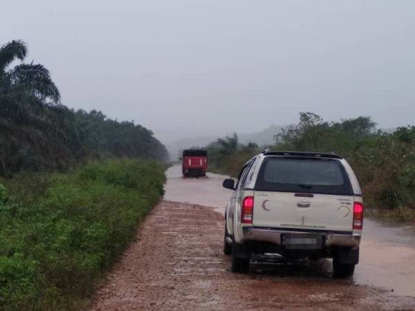 Laluan ke Ladang Sungai Enggang berdepan kesukaran ekoran beberapa lokasi laluan dilimpahi air dan keadaan jalan yang sempit.