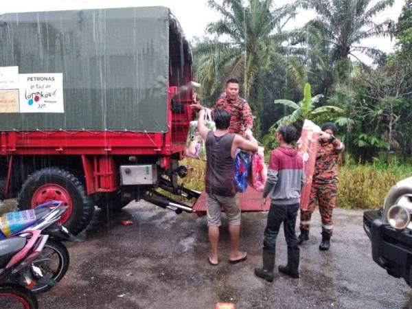 Laluan ke Ladang Sungai Enggang berdepan kesukaran ekoran beberapa lokasi laluan dilimpahi air dan keadaan jalan yang sempit.