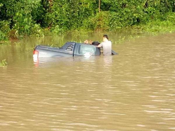 Pemandu pacuan empat roda terperangkap dalam banjir di Batu 13 Jalan Kota Tinggi - Mersing tadi.