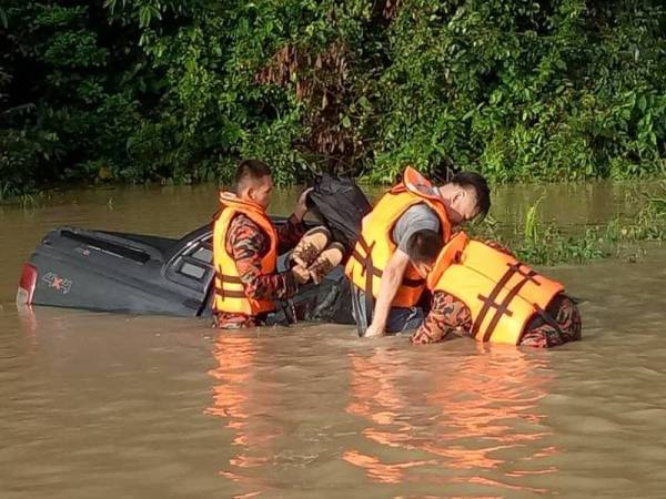 Mangsa diselamatkan anggota bomba selepas kenderaan dinaikinya terperangkap di Jalan Batu 13 Kota Tinggi - Mersing tadi.