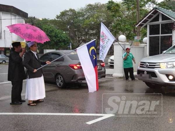 Abdul Halim menyempurnakan perlepasan peserta konvoi di pekarangan Masjid Al-Ehsan Bukit Baru semalam.