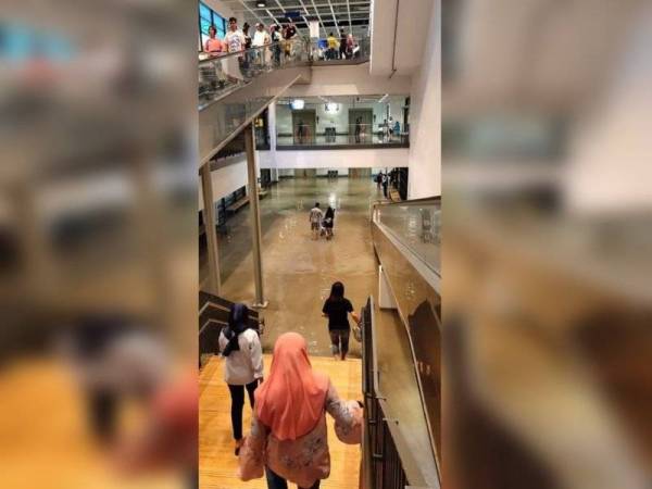 Keadaan aras bawah pusat beli-belah yang ditakungi air semalam.