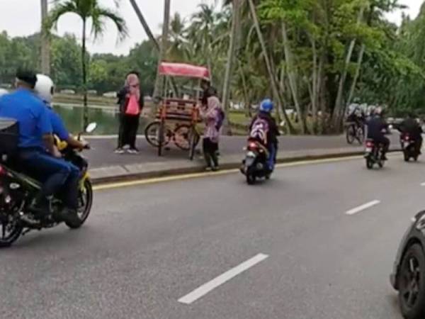 Orang awam yang menyewa kemudahan operator basikal tidak berlesen menggunakan trek berjalan kaki. Foto: Facebook Noor Fazlina Rosley