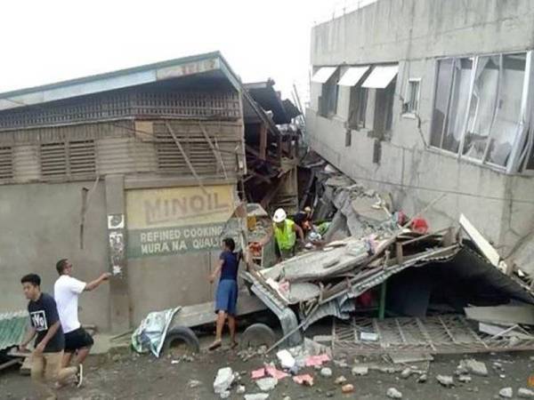 Anggota penyelamat berusaha mencari mangsa yang terperangkap di bawah runtuhan pusat beli-belah di Padada. - Foto Agensi