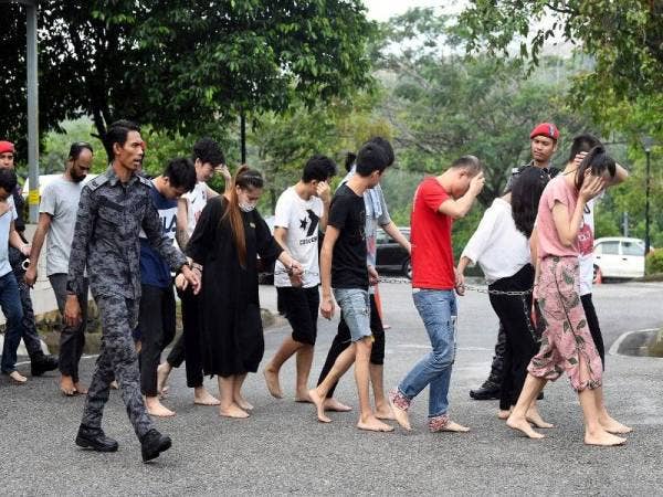 Seramai 152 warga China dan seorang Bangladesh yang ditahan dalam operasi khas Jabatan Imigresen didakwa di Mahkamah Sesyen hari ini atas pertuduhan berada di negara ini tanpa pas yang sah serta tinggal lebih masa.
Foto: Bernama
