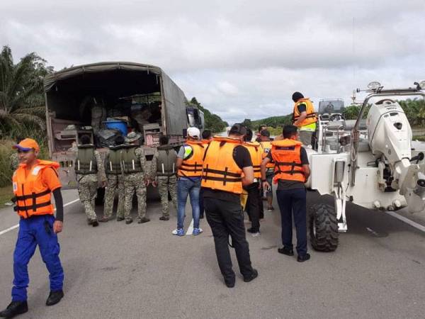 Agensi penyelamat bersiap sedia menyelamatkan mangsa yang terperangkap di Jalan Mersing-Kota Tinggi.