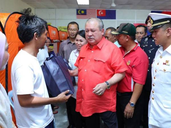 Sultan Ibrahim berkenan berangkat ke dua PPS di daerah Kluang. -Foto: Facebook The Royal Johor