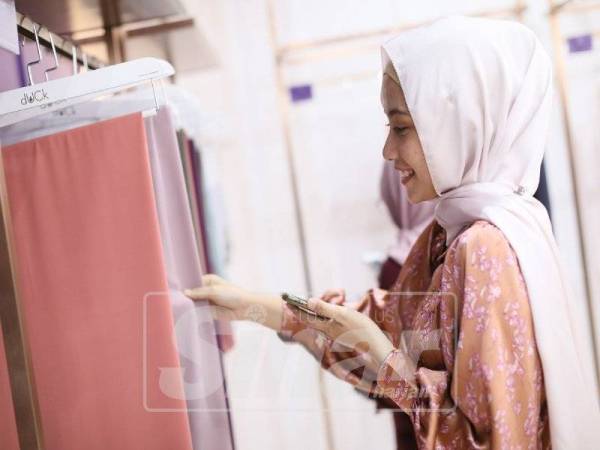SELAIN kosmetik, pengunjung juga berpeluang memiliki koleksi hijab yang berkualiti.