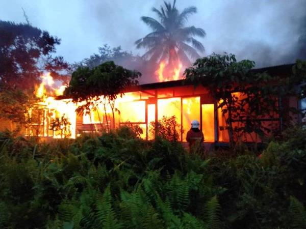 Kuarters lama ATM di Kampung Penggawa Timur terbakar pagi tadi. - Foto Jabatan Bomba dan Penyelamat negeri Johor