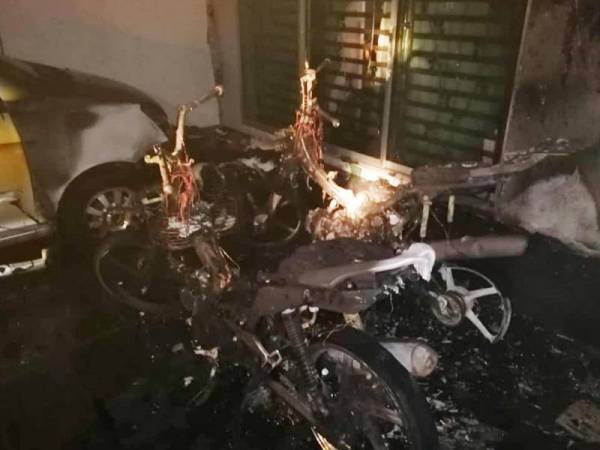 Kebakaran turut memusnahkan tiga motosikal yang diletakkan di bahagian depan rumah.