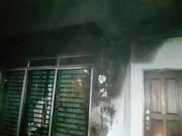 Api marak di bahagian hadapan rumah menyebabkan mangsa gagal selamatkan diri.
