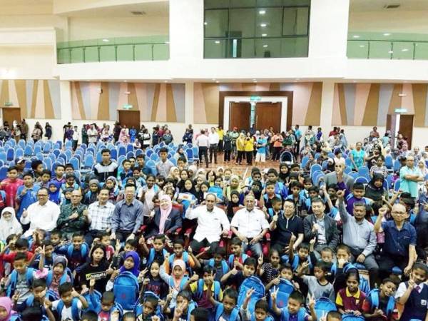 Abd Rahim ( tengah) bersama 200 murid dan pelajar daripada keluarga berpendapatan rendah (B40) menerima sumbangan beg sekolah dan baucer alat tulis bernilai RM80 di Dewan Utama MPK hari ini.