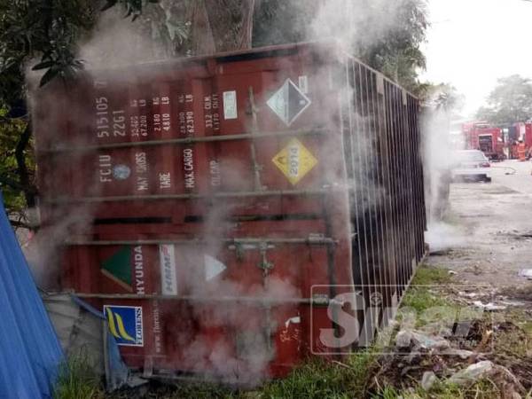 Keadaan kontena mengandungi bahan kimia yang terbalik dalam kejadian di Jalan Perigi Nenas 8/15, Taman Perindustrian Pulau Indah di sini, awal pagi tadi.