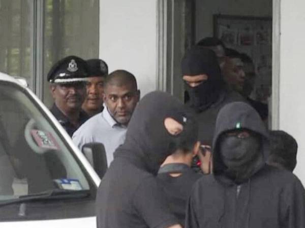 Chandru turut dikawal ketat pihak polis sebelum meninggalkaMahkamah Sesyen Ayer Keroh, di sini, hari ini.