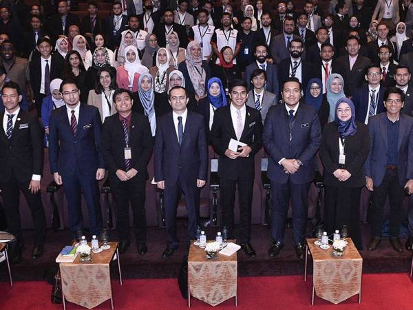 Syed Saddiq Syed (tengah) bergambar dengan delegasi pada pembukaan Sidang Kemuncak Belia Kuala Lumpur 2019 di Pusat Konvensyen Kuala Lumpur hari ini. - Bernama