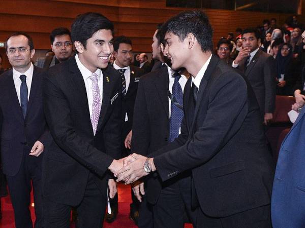 Syed Saddiq bersalaman dengan delegasi sempena pembukaan Sidang Kemuncak Belia Kuala Lumpur 2019 di Pusat Konvensyen Kuala Lumpur hari ini. - Bernama
