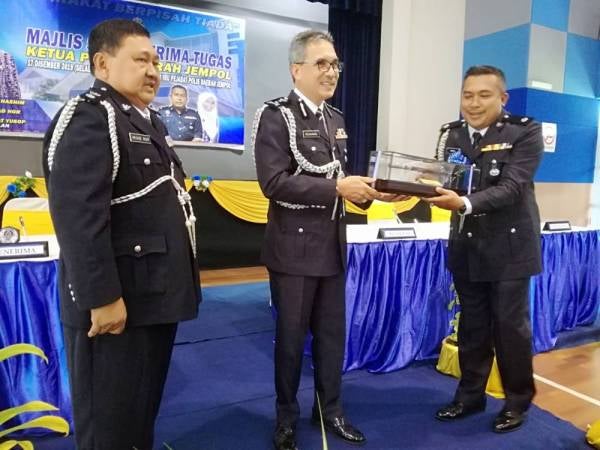 Mohamad menyerahkan tongkat kepada Mohd Hafiz sebagai simbolik penyerahan tugas. 