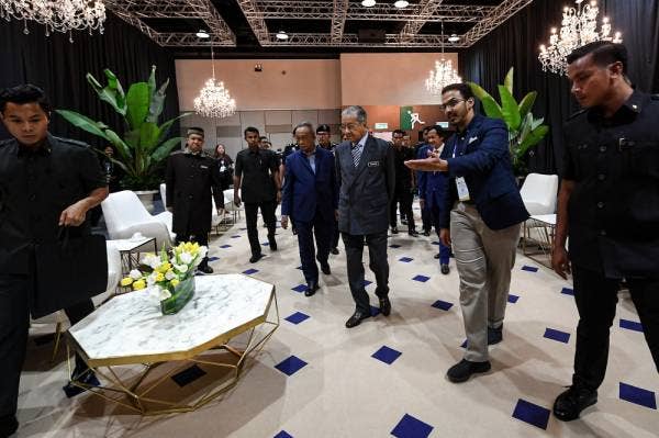 Dr Mahathir melihat persiapan Sidang Kemuncak Kuala Lumpur (Sidang Kemuncak KL) 2019 yang akan berlangsung di sini mulai esok sehingga Sabtu. -Foto Bernama