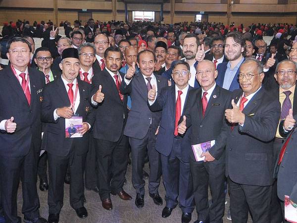 Ismail (tengah) dan Azih (tiga dari kanan) bergambar selepas selesai perasmian Konvensyen Kongres Tritahunan Cuepacs ke-28 di Pusat Konvensyen Shah Alam. - Foto Sinar Harian ROSLI TALIB