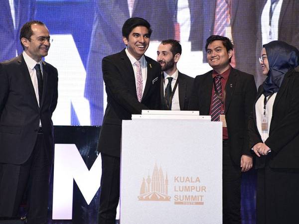 Syed Saddiq sempat menghadiri pelancaran pembukaan Sidang Kemuncak Belia Kuala Lumpur 2019 di Pusat Konvensyen Kuala Lumpur hari ini. - Foto Bernama