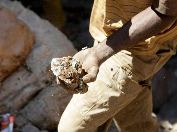 Kanak-kanak dipaksa menjadi buruh untuk mengutip sumber kobalt. - Foto Agensi