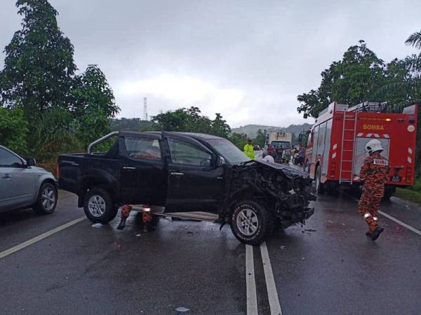 Keadaan kenderaan yang dinaiki mangsa rosak teruk akibat kemalangan.