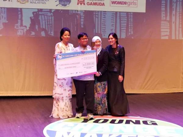 Ahmad Iszuddin (dua dari kiri) antara penerima Anugerah Yayasan Tuanku Bainun, Young Changemakers 2019, baru-baru.