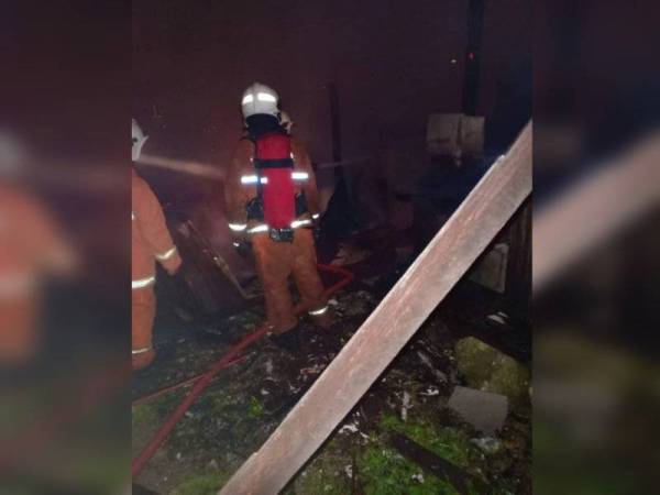 Anggota bomba sedang memadamkan kebakaran.