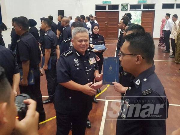 Seramai 75 orang menerima surat penghargaan daripada Abd Jalil (dua dari kanan) sempena Perhimpunan Bulanan Ketua Polis Pahang di Alor Akar hari ini.
