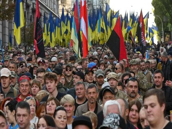 Ribuan orang dari empat kumpulan penunjuk perasaan dilaporkan berkumpul di luar bangunan parlimen pada pagi Selasa. - Foto AFP