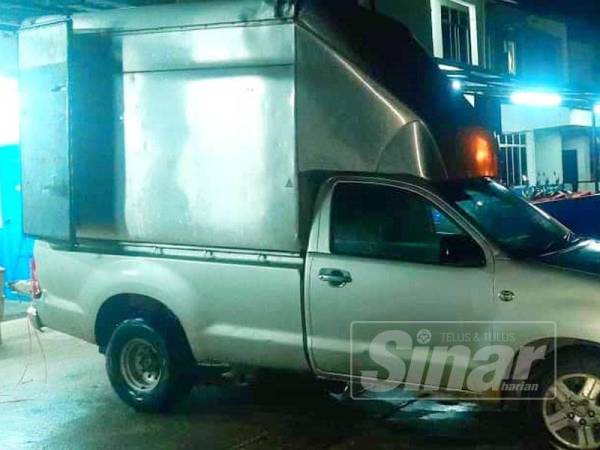 Lori yang digunakan untuk membawa ayam sejuk beku turut dirampas.