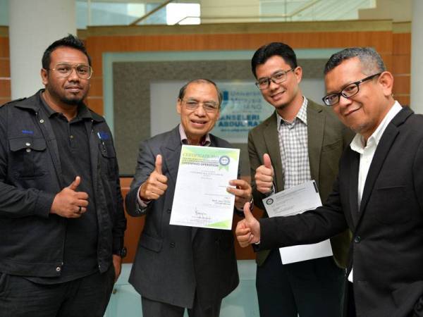 Hassan (dua dari kiri) menunjukkan sijil pengiktirafan yang diterima bersama Pengarah Pusat Pembangunan dan Pengurusan Harta, Dr Mohamad Idris Ali (kanan), Mohd Nurulakla Mohd Azlan (dua dari kanan) dan Mohd Ridzuan Shaharuddin Gunison (kiri).