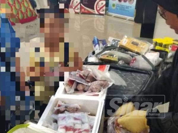 Produk daging babi sejuk beku yang dirampas.