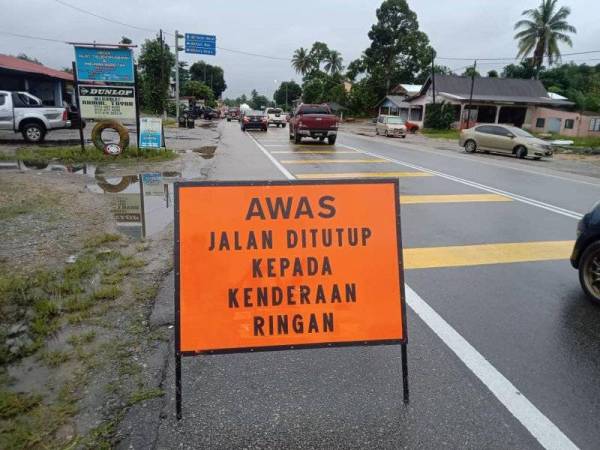 Papan amaran diletakkan supaya pengguna jalan raya lebih berhati-hati.