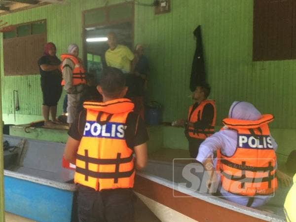 Pemindahan mangsa banjir di Kampung Padang Raja, Machang di sini.