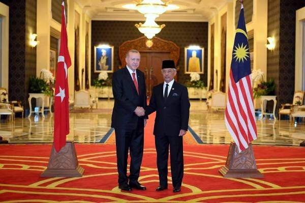Sultan Abdullah berkenan menerima mengadap Presiden Turki Recep Tayyip Erdogan di Istana Negara hari ini. Erdogan berada di sini untuk menyertai Sidang Kemuncak Kuala Lumpur 2019 yang bermula hari ini hingga Sabtu ini. - Foto: Bernama