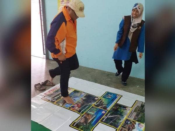 Orang dewasa juga tidak melepaskan peluang bermain ting- ting di PPS.