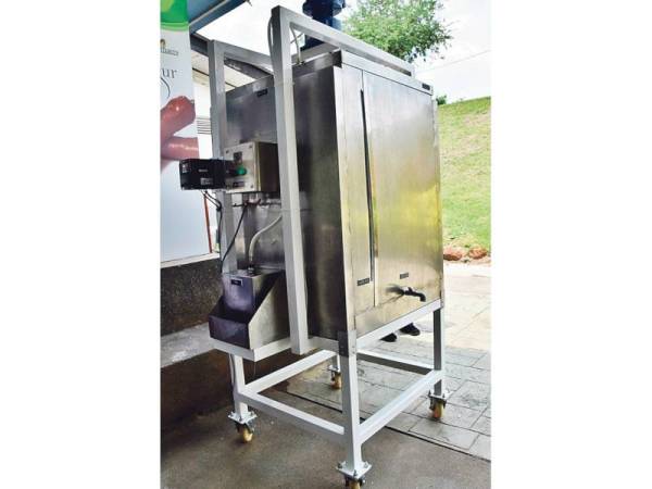 MESIN Polyvapour yang berjaya dihasilkan empat penyelidik PSIS Sabak Bernam.