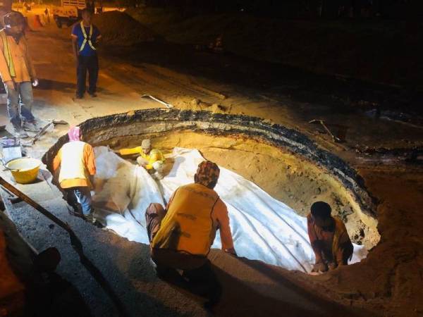 Kerja baik pulih dilakukan oleh Sains. -Foto JKR