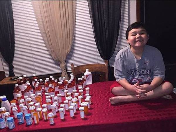 Steven tersenyum di sisi puluhan ubat-ubatan yang perlu dimakan sejak tiga tahun lalu.