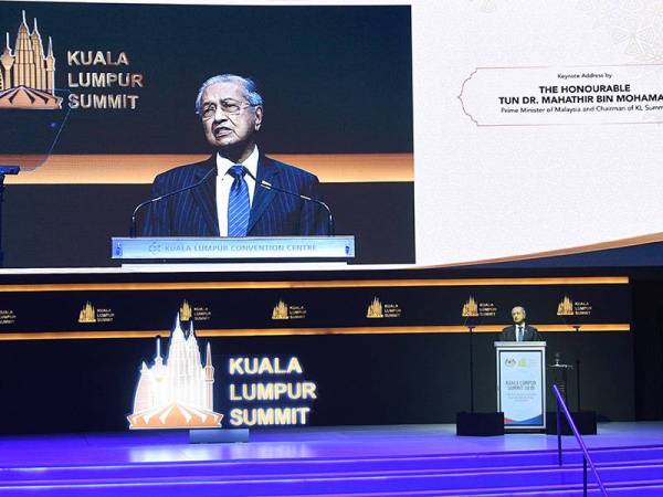 Dr Mahathir memberikan ucaptama pada pembukaan Sidang Kemuncak Kuala Lumpur 2019, di sini. hari ini. - Foto Bernama