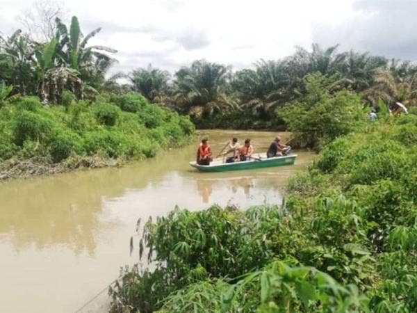 Usaha giat dijalankan bagi mengesan seorang remaja lelaki berusia 18 tahun tergelincir ketika memancing di Sungai Telok, Kampung Baru pagi tadi. - Foto ihsan BBP Kota Tinggi