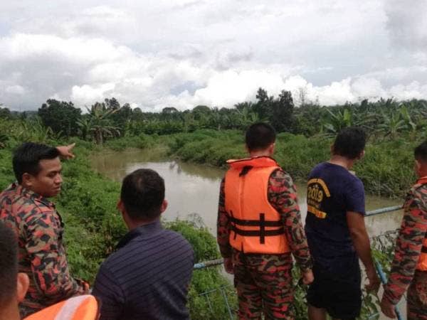Usaha giat dijalankan bagi mengesan seorang remaja lelaki berusia 18 tahun yang tergelincir ketika memancing di Sungai Telok, Kampung Baru pagi tadi. - Foto ihsan BBP Kota Tinggi