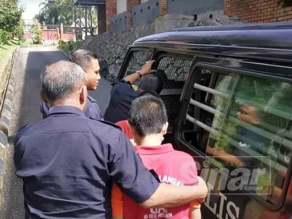 Tertuduh dibawa keluar selepas prosiding secara tertutup di Mahkamah Majistret Temerloh hari ini.