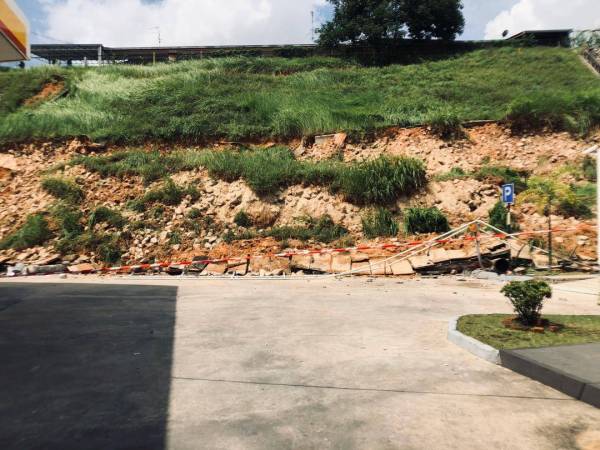 Keadaan tanah runtuh berhampiran sebuah stesen minyak Shell di Batu 13 Jalan Johor Bharu-Kota Tinggi.
