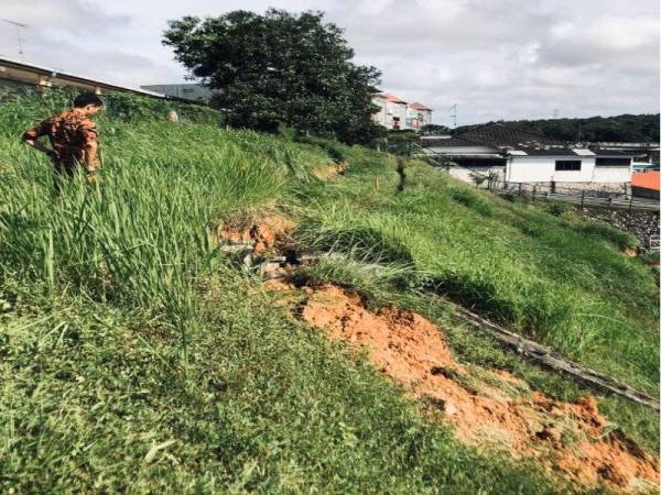 Keadaan tanah runtuh berhampiran sebuah stesen minyak Shell di Batu 13 Jalan Johor Bharu-Kota Tinggi.