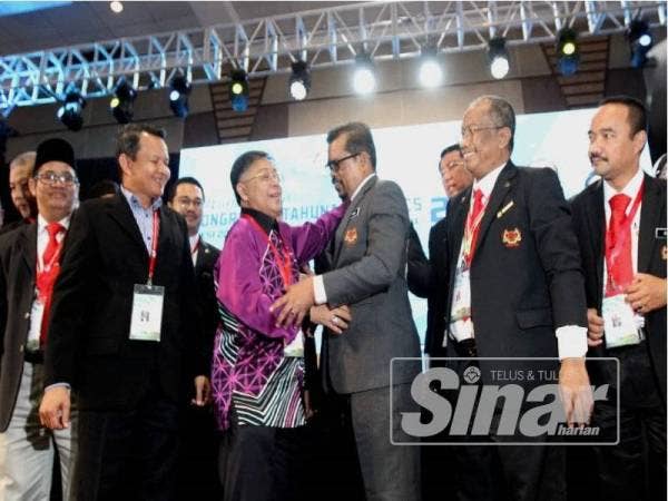 Adnan (tiga dari kanan) bersalaman bersama Azih (tiga dari kiri) selepas pemilihan kepimpinan Cuepacs di Konvensyen Tri Tahunan Cuepacs ke 28 di Shah Alam Convention(SACC) hari ini. - Foto: Asril Aswandi Shukor
