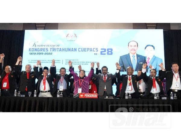Barisan kepimpinan baharu Cuepacs bergambar bersama Azih ketika Konvensyen Tri Tahunan Cuepacs ke 28 bertempat di Shah Alam Convention Center(SACC) hari ini.