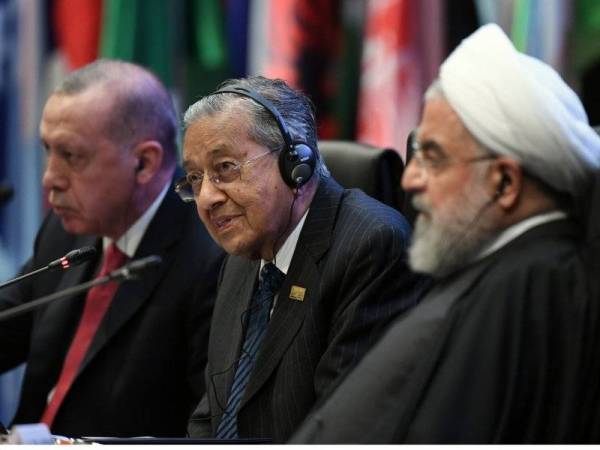Dr Mahatir ketika menyertai Sesi Meja Bulat dan Perbincangan Sidang Kemuncak Kuala Lumpur 2019 di Pusat Konvensyen Kuala Lumpur di sini hari ini.