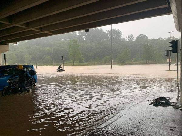 Banjir kilat di simpang empat berhampiran tol Rawang. - Foto: FB Rawang Discovery Channel